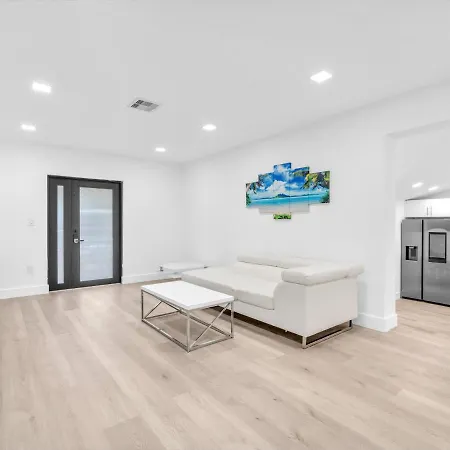 Upscale 3 Bedroom House In Centric Location - In Miami Shores